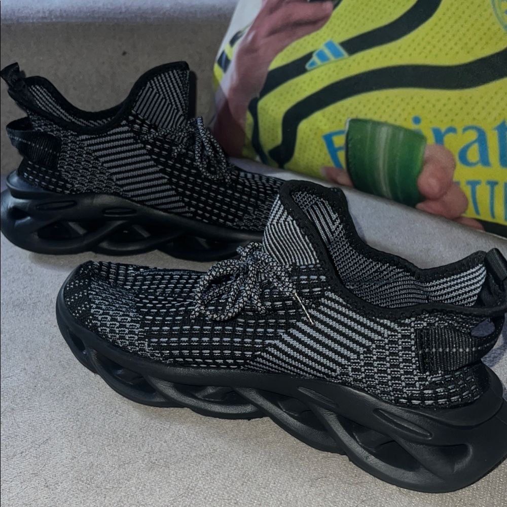 LOW START: Men's Black Mesh Sneakers